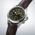 Montre Seiko Prospex pour homme avec cadran vert foncé et bracelet en cuir marron, détail