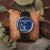 Holzkern Immanuel Armbanduhr mit blauem Sodalith-Zifferblatt und schwarzem Holzband auf Jute