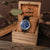 Holzkern Immanuel Armbanduhr auf Holzständer mit blauem Zifferblatt im schwarzem Holzgehäuse