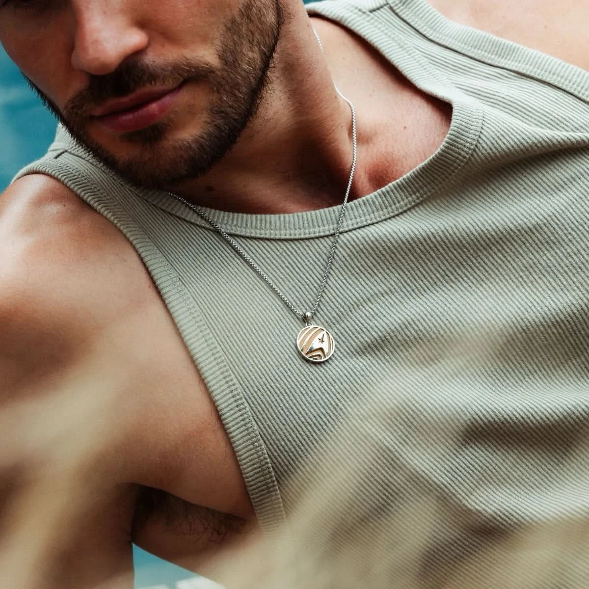Collier avec pendentif rond en argent et motif doré en forme d'étoile