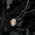 Collier avec pendentif rond en argent et étoile rayée dorée