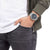Herrenarmbanduhr am Handgelenk mit blauem Zifferblatt und silbernem Metallband