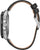 Montre bracelet pour homme avec boîtier argenté et bracelet en cuir noir, vue de côté.