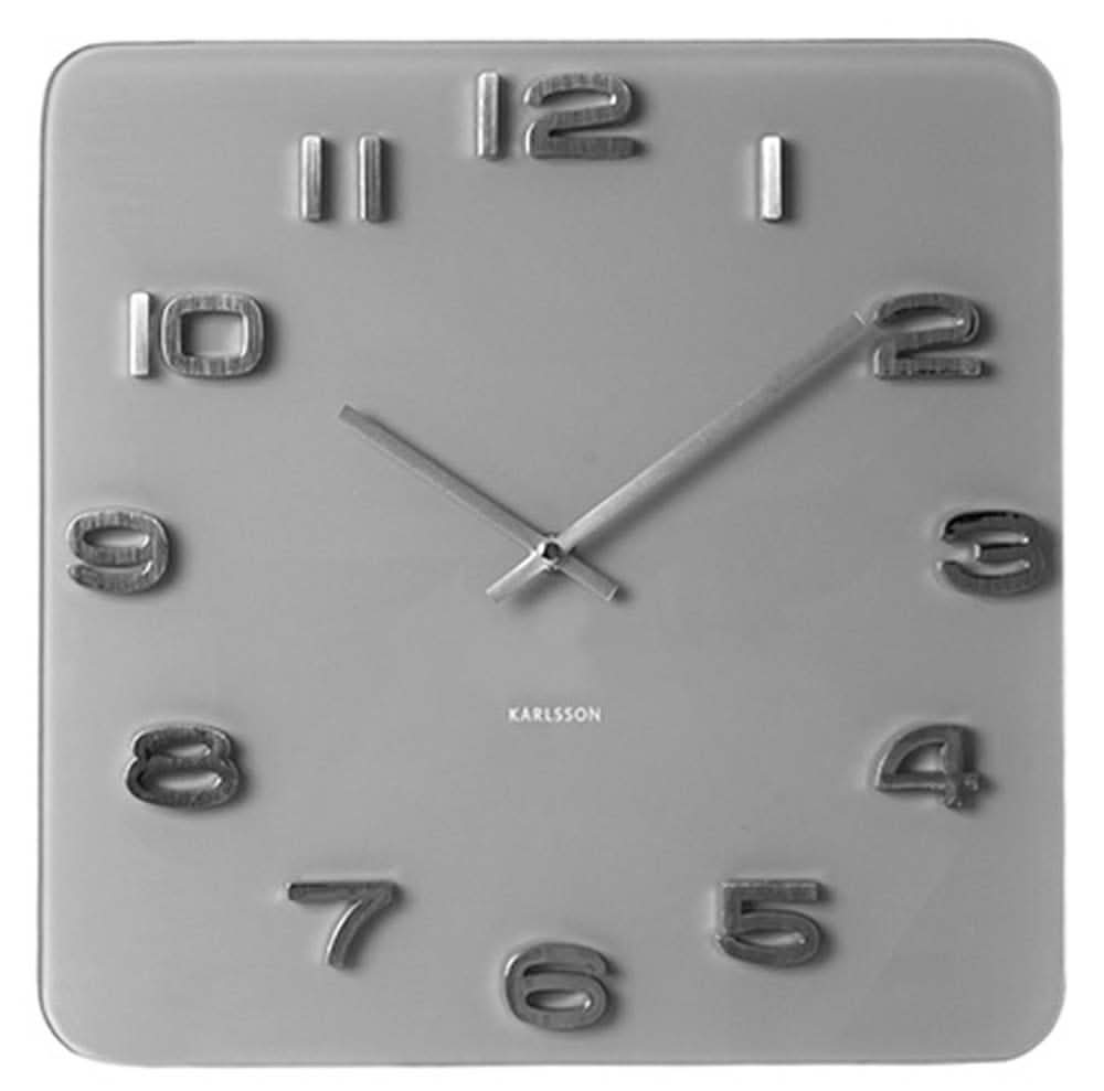 Horloge murale carrée avec façade en verre, chiffres et aiguilles argentés