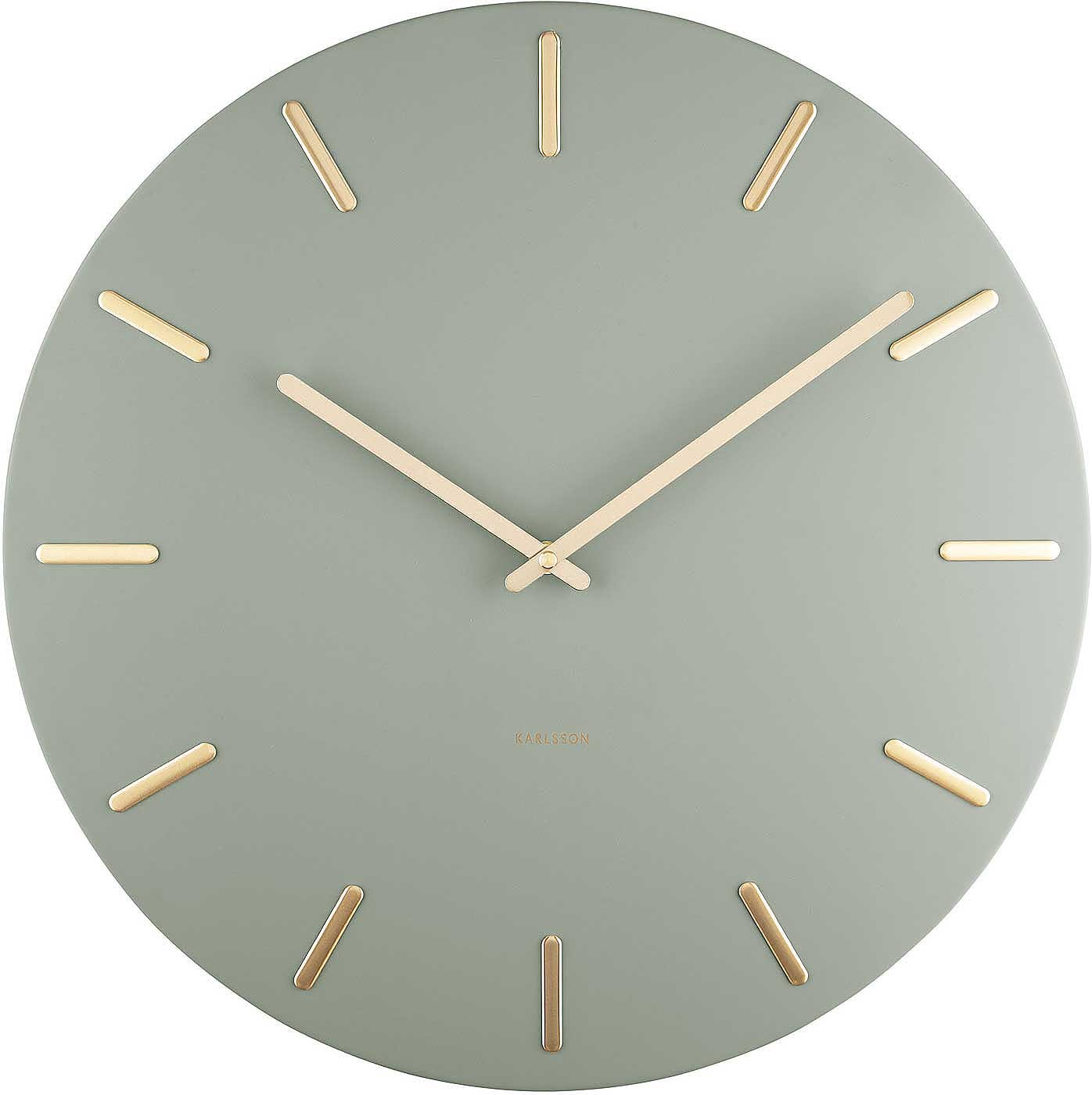 Horloge murale ronde avec cadran gris clair, index et aiguilles dorés
