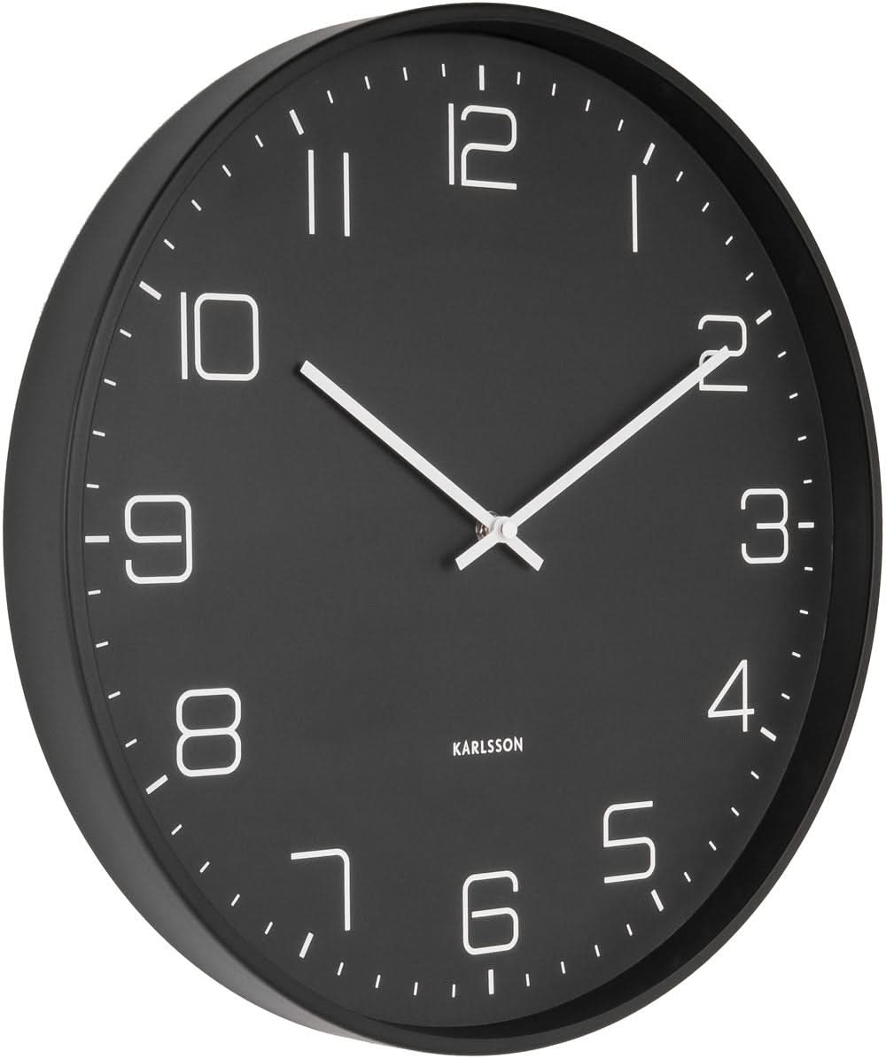 Horloge murale ronde avec cadran noir et chiffres blancs, bordure en métal