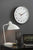 Horloge murale Karlsson avec cadran blanc et accents or rose, cadre rond