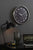 Metallische Wanduhr mit schwarzem Zifferblatt und silbernen Zeigern, Karlsson
