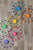 Ensemble d'horloge murale avec cadrans colorés, bras sphériques et aiguilles sur surface en bois