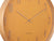 Cadran de montre murale en bois en gros plan : orange, chiffres dorés, croix des aiguilles