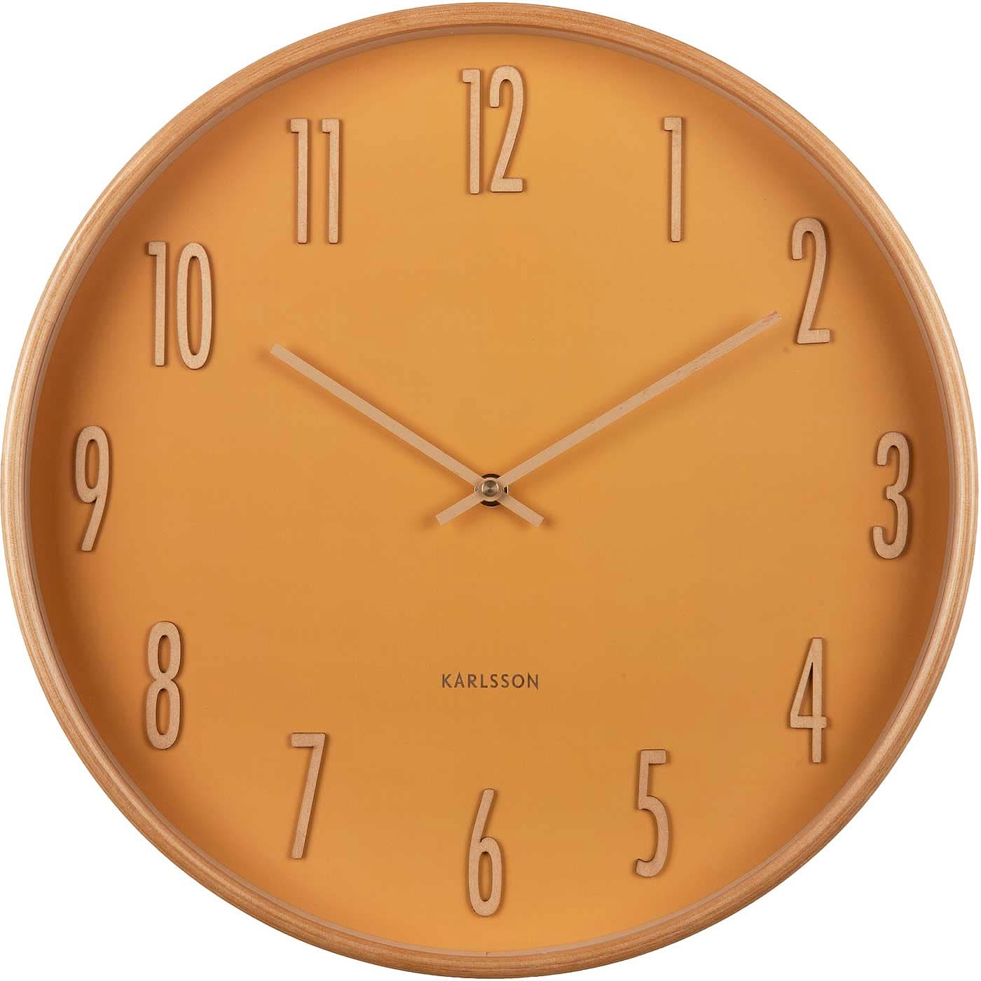 Horloge murale ronde en bois avec cadran orange, chiffres et aiguilles dorés