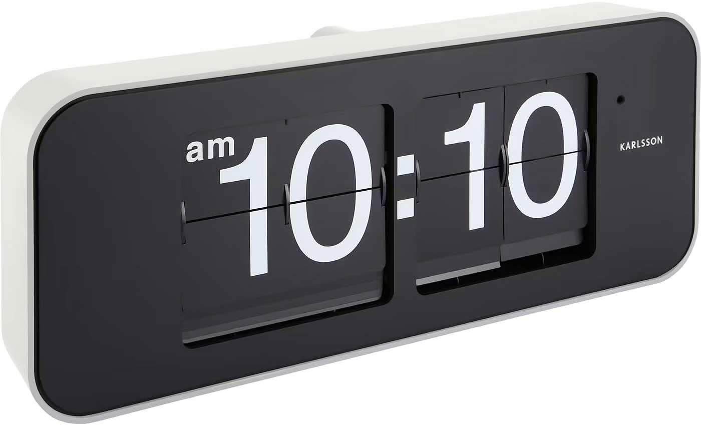 Digitale Wanduhr mit schwarzer Kunststofffront und weißer Anzeige 10:10
