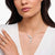 Collier en Y avec pierres et pendentif goutte sur le décolleté, couleur argent