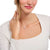 Collier en argent avec pendentif goutte et zircone blanche, porté au cou