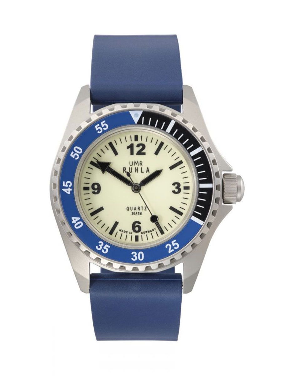 Montre avec bracelet en silicone bleu, boîtier argenté et cadran clair avec points luminescents