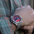 Montre Festina pour homme au poignet, cadran rouge avec bracelet en acier inoxydable argenté