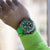 Montre pour homme au poignet avec bracelet en silicone vert et cadrans chrono verts