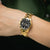 Festina Damenuhr am Handgelenk mit goldfarbenem Armband und schwarzem Zifferblatt