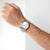 Herrenuhr von Festina am Handgelenk mit Metallarmband und weißem Zifferblatt