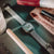 Damenuhr mit silbernem Metallarmband und digitalem Display im Detail