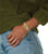 Damenuhr am Handgelenk mit goldfarbenem Mesh-Armband und digitalem Display