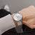Lorus Chronograph-Armbanduhr am Handgelenk, silbernes Metallband und weißes Zifferblatt
