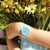 Montre pour femme avec bracelet rond en plastique bleu et cadran analogique au poignet