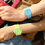 Montre pour femme avec bracelet en plastique bleu et montre pour femme avec bracelet en plastique vert au poignet