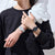 Montre Casio pour femme au poignet, bracelet en plastique blanc et noir