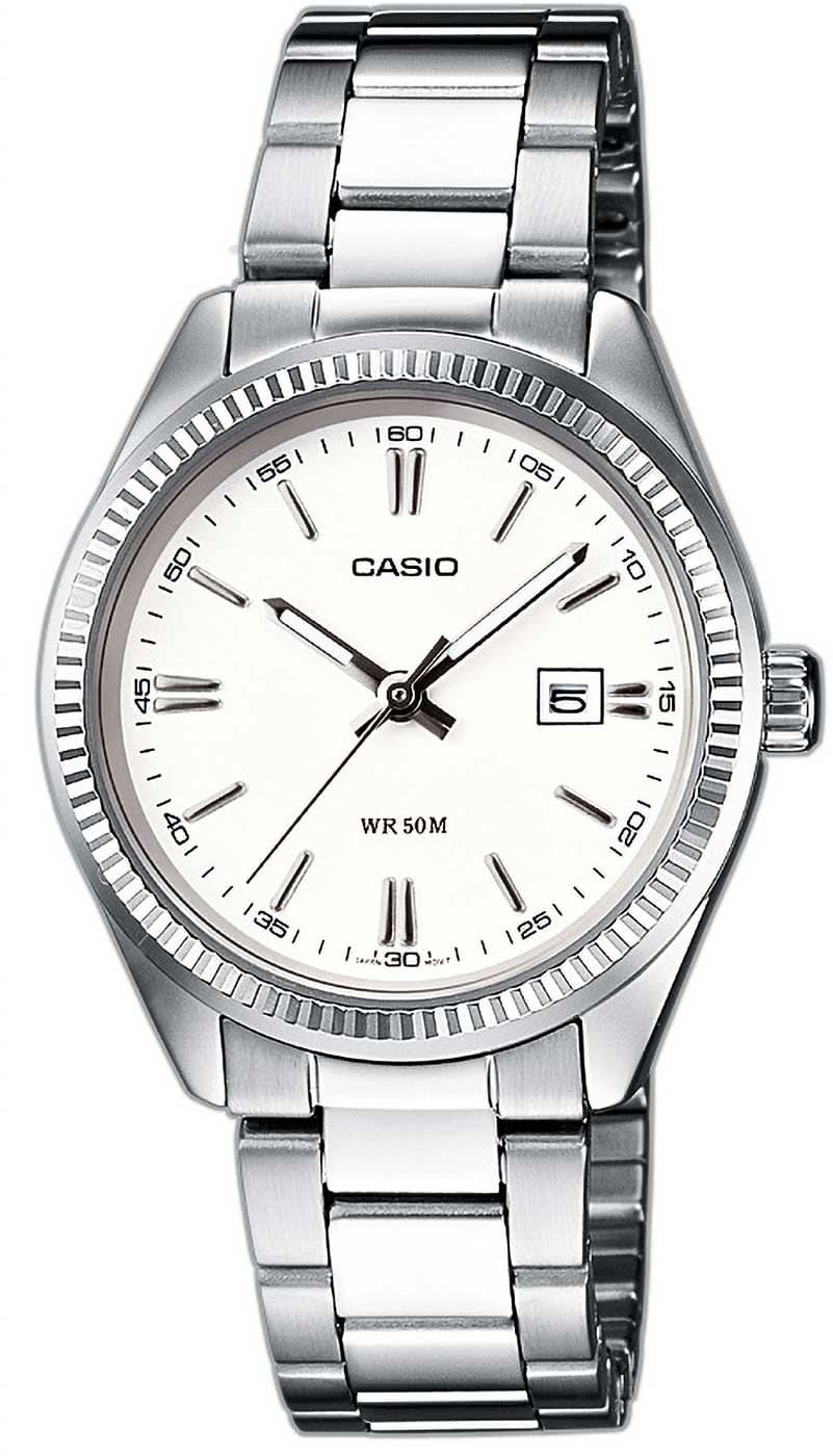 Montre pour femme en argent avec bracelet en acier inoxydable, cadran blanc, affichage analogique et guichet date.