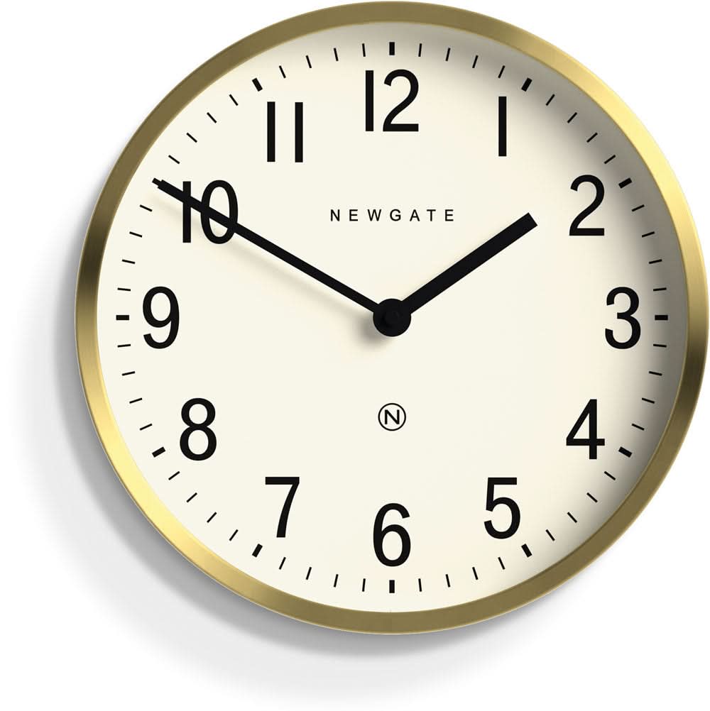 Horloge murale dorée avec cadran crème et aiguilles noires
