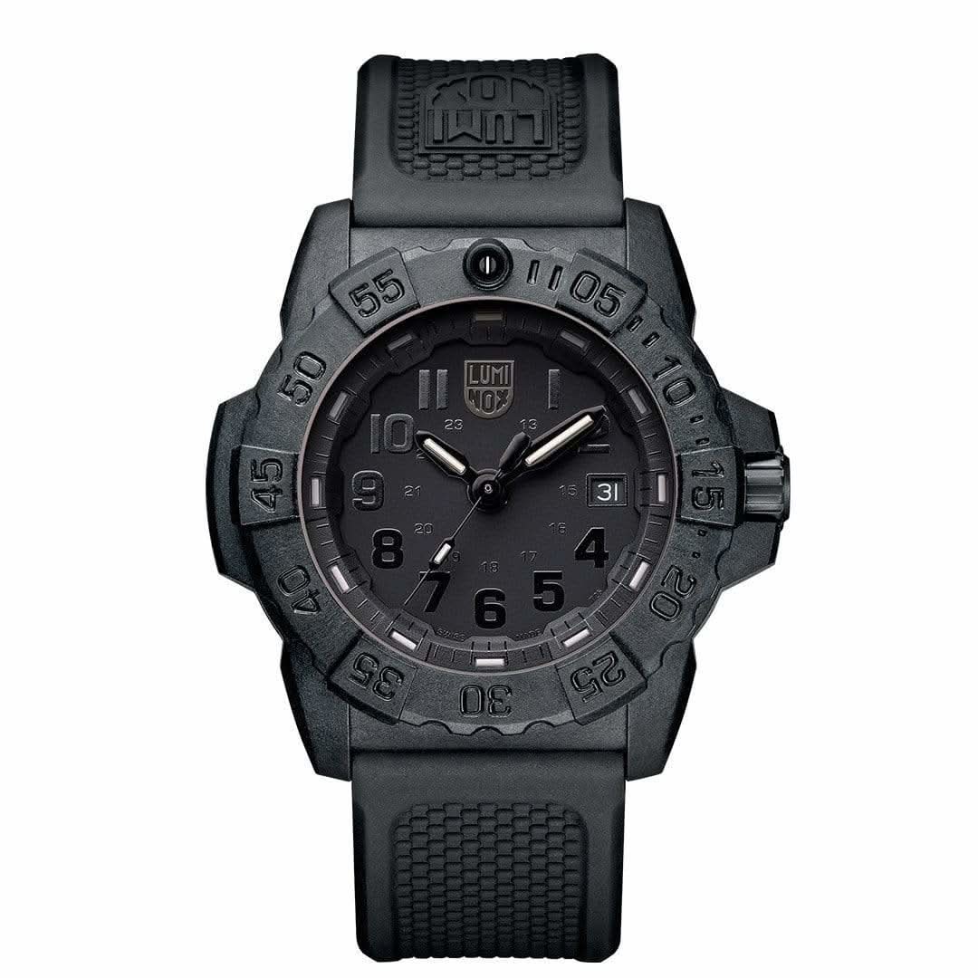 Montre sportive pour homme avec bracelet noir et cadran sombre, index luminescents.