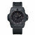 Montre sportive pour homme avec bracelet noir et cadran sombre, index luminescents.