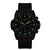 Montre homme avec cadran sombre et index lumineux verts, bracelet noir traité