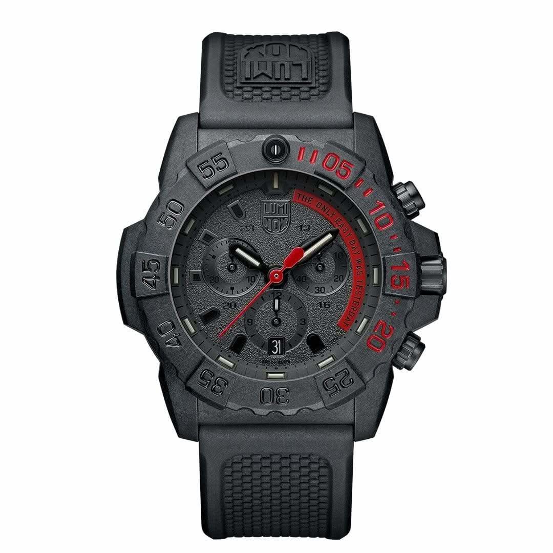 Montre homme avec boîtier noir en carbone et cadran chronographe, détails rouges