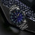 Montre homme au poignet avec cadran bleu, index luminescents et bracelet en acier inoxydable