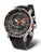 Herrenarmbanduhr mit schwarzer Lünette, Metallkrone und schwarzem Silikonarmband.