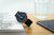 Montre de plongée Casio sur bracelet noir, boîtier argenté avec lunette bleu-rouge