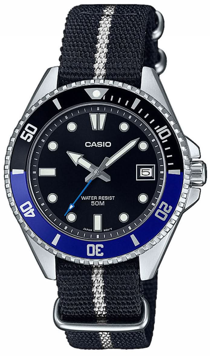 Montre de plongée Casio avec cadran bleu foncé, lunette rotative et bracelet en nylon bleu foncé/blanc