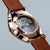 Mechanische Herrenarmbanduhr mit Sichtboden, braunem Lederband und Edelstahlgehäuse