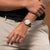 Herrenarmbanduhr mit rundem Zifferblatt, braunem Lederband und römischen Ziffern