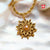 Collier avec chaîne à maillons dorés et pendentif soleil avec pierre marron