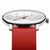 Montre pour femme avec lunette argentée et bracelet en cuir rouge, gros plan du cadran.