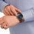 Montre pour homme au poignet avec bracelet marron et cadran bleu foncé
