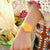 Montre pour femme au poignet avec cadran jaune-orange et bracelet fin en silicone
