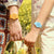 Montre pour femme au poignet avec cadran orange et bracelet orange