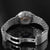 Vue arrière de la montre pour homme avec fond de boîtier ouvert et mécanisme visible