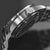 Montre pour homme : vue latérale avec couronne moletée et boîtier en acier inoxydable