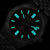 Bracelet de montre pour homme avec cadran noir, index et aiguilles turquoise lumineux
