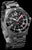 Herrenarmbanduhr von vorn, schwarzes Zifferblatt mit roten Akzenten und silbernem Metallband